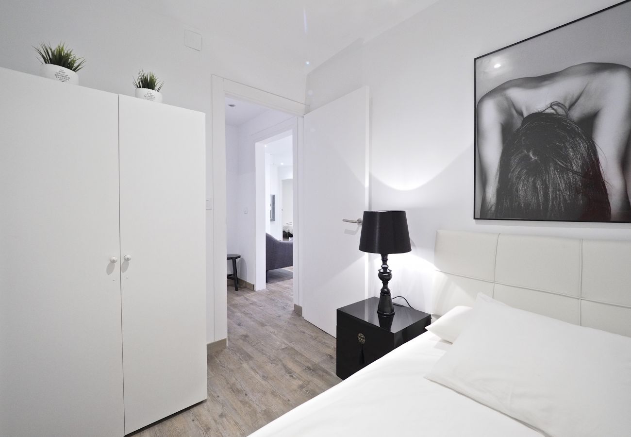 Apartment in Barcelona - Stylish designer 3Br Apt.