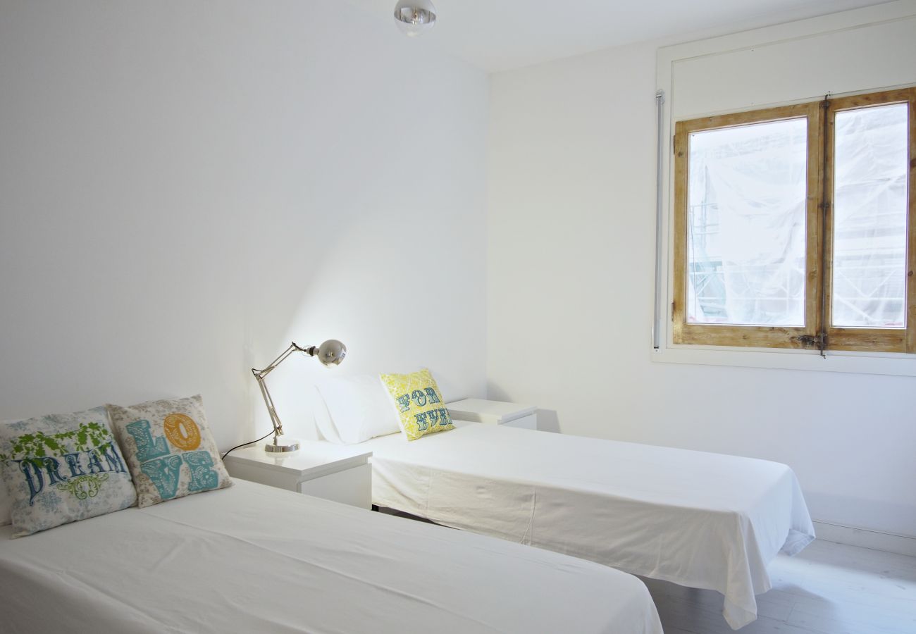 Apartment in Barcelona - Luminous 2Br Affordable Apt.