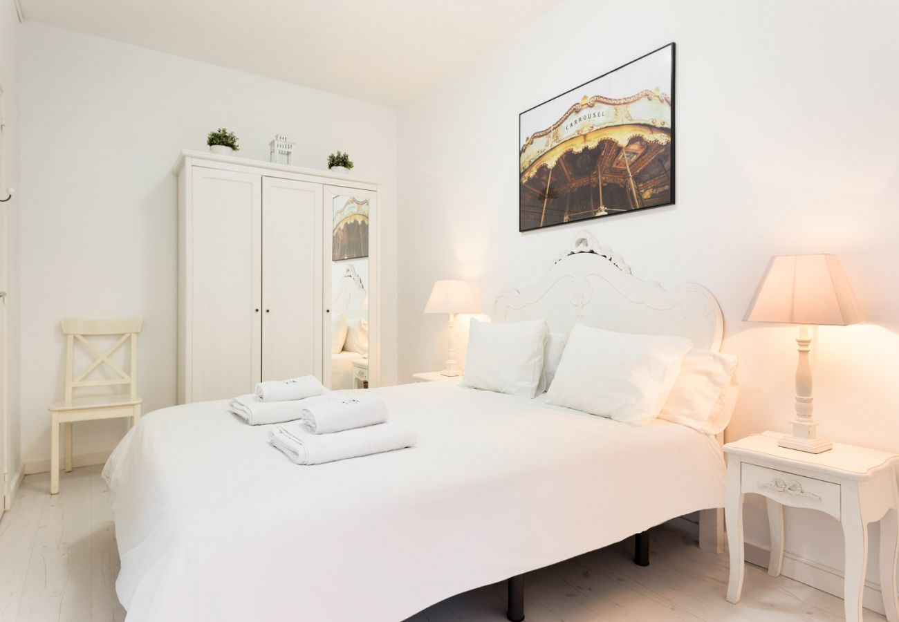 Apartment in Barcelona - White Deco 3Br Apt. with Balcony