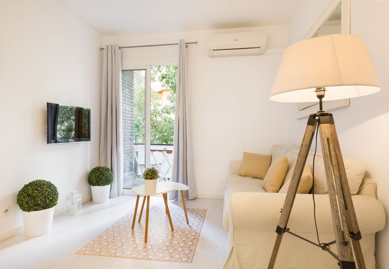 Apartment in Barcelona - White Deco 3Br Apt. with Balcony