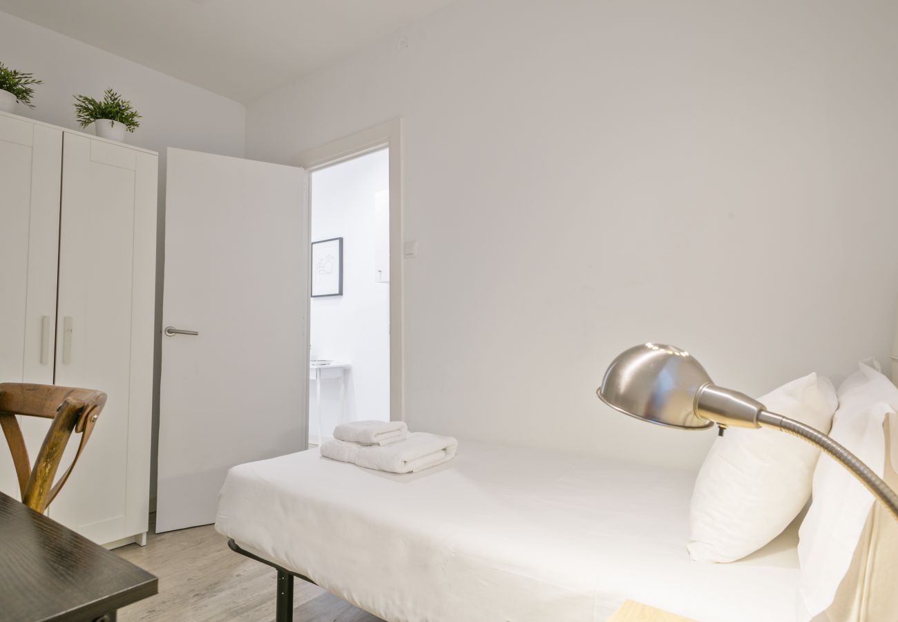 Apartment in Barcelona - Stylish 3Br Apt. with Balcony