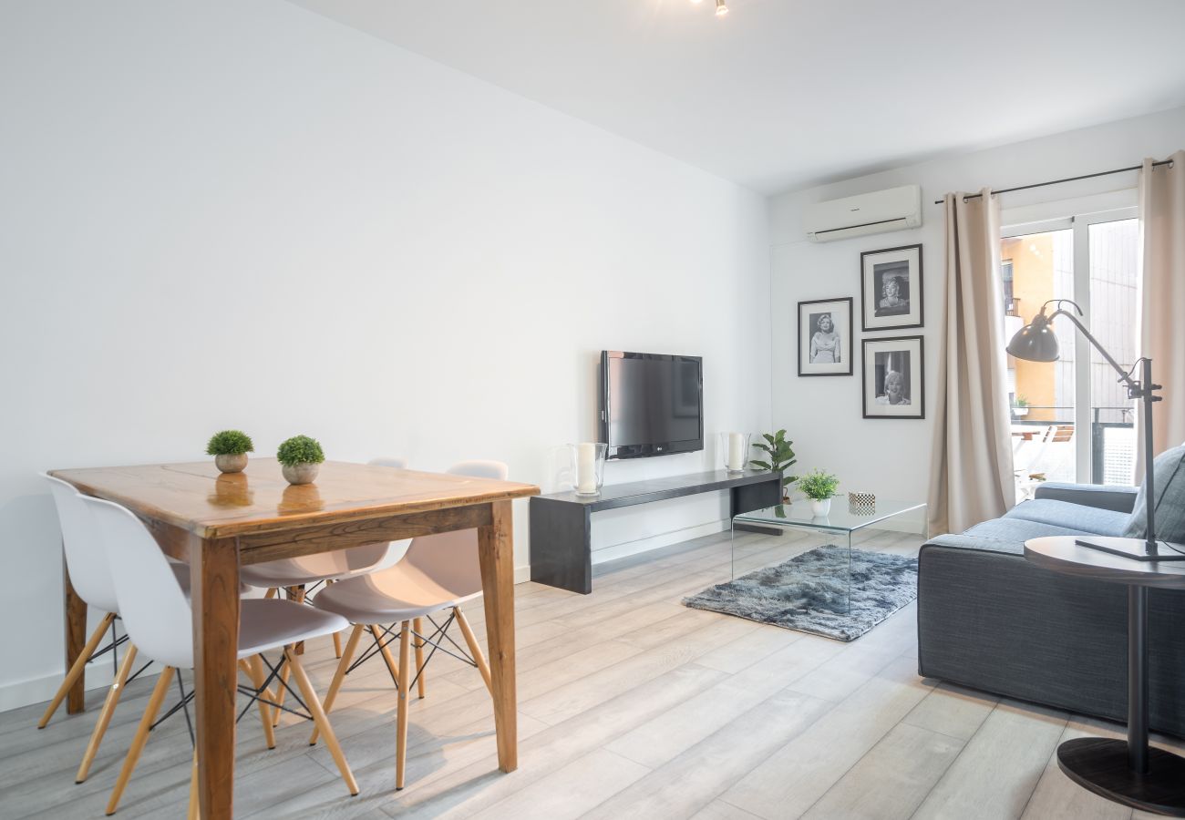 Apartment in Barcelona - Cozy 3Br Apt. with Balcony