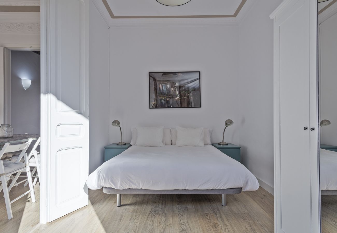 Apartment in Barcelona - Stunning 4Br Modernist Style Apt.